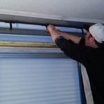 Volet roulant moderne sur une fenêtre