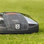 Robot tondeuse automatique dans un jardin