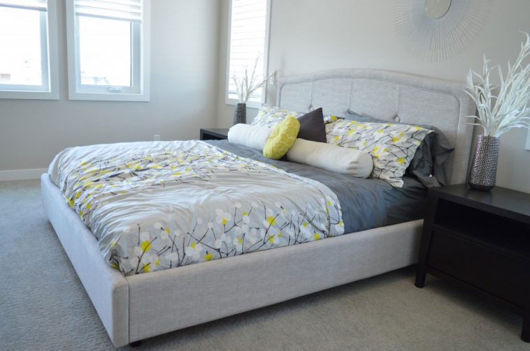 Lit boxspring moderne et confortable